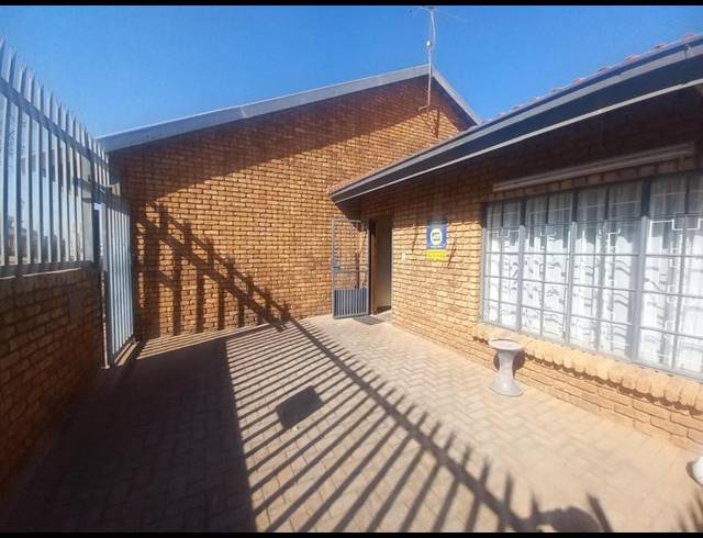 4 BEDROOM HOUSE FOR SALE IN LAUDIUM